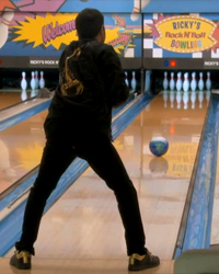 Parks and Recreation, S04E13: Bowling for Votes